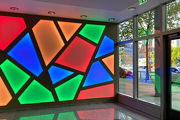 Bunt beleuchtetes Lichtobjekt in einem Foyer in Frankfurt