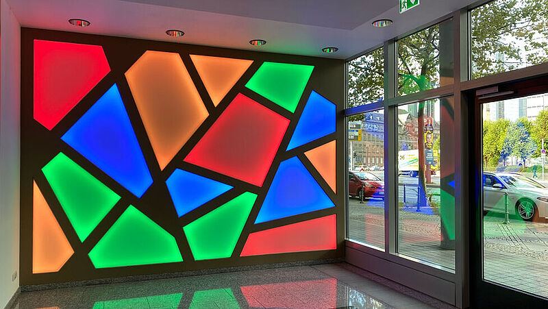 Bunt beleuchtetes Lichtobjekt in einem Foyer in Frankfurt